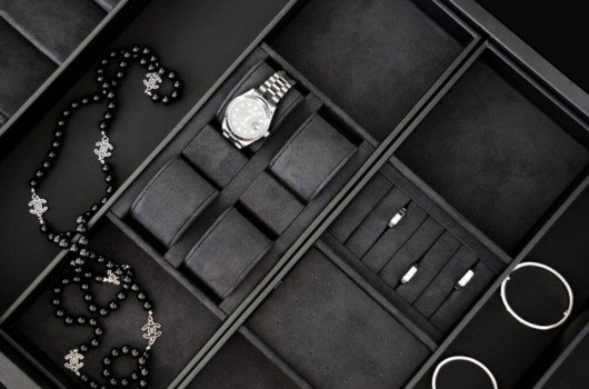 Black suede organizers help to create separate compartments and tactfully display your precious jewelry